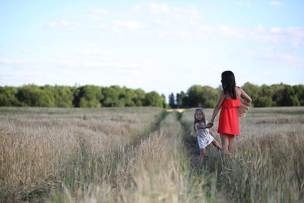 Paisaje de verano y una chica en un paseo por la naturaleza en el campo.