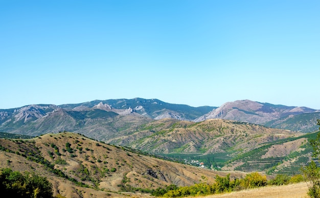 Paisaje de verano con colinas y rocas.