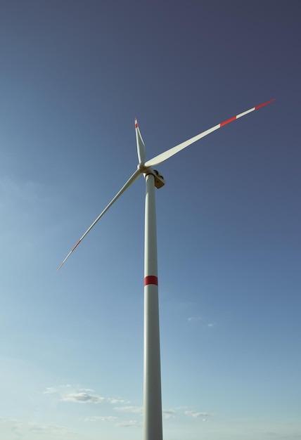 Paisaje de verano de fuente de energía renovable de turbina de viento con cielo azul en paisajes naturales