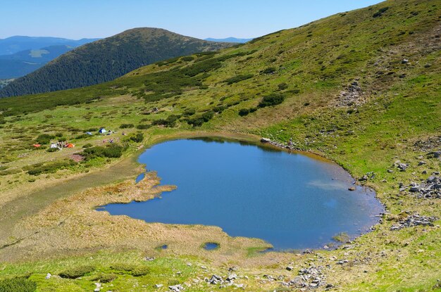 Paisaje de verano con lago azul en las montañas