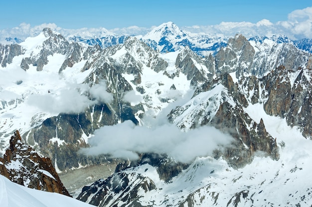 Paisaje de verano del macizo montañoso del Mont Blanc (vista desde el monte Aiguille du Midi, francés) y helicóptero arriba