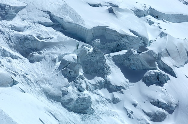 Paisaje de verano del macizo montañoso del Mont Blanc (vista desde el monte Aiguille du Midi, Francia)