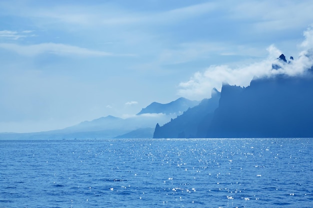 Paisaje de verano con mar y cordillera.