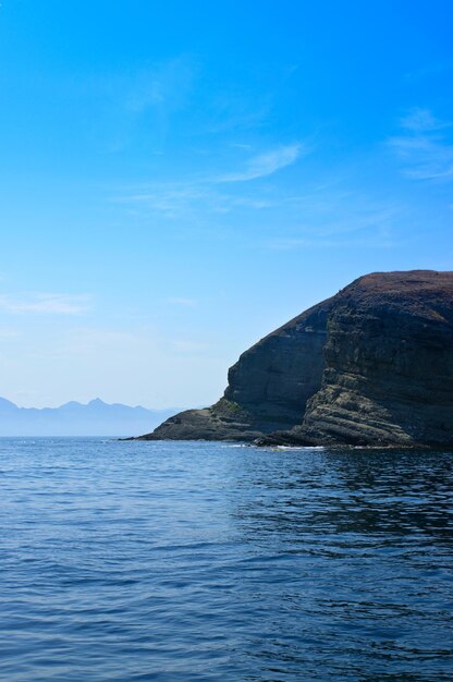 Paisaje de verano con mar y cordillera.