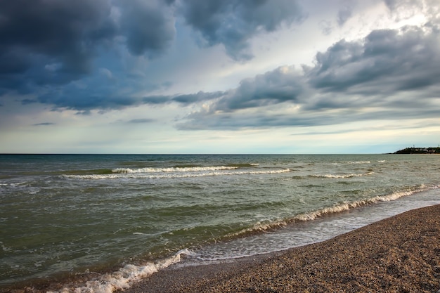 Paisaje de verano con mar, olas, nubes nubladas. Fotografía dramática