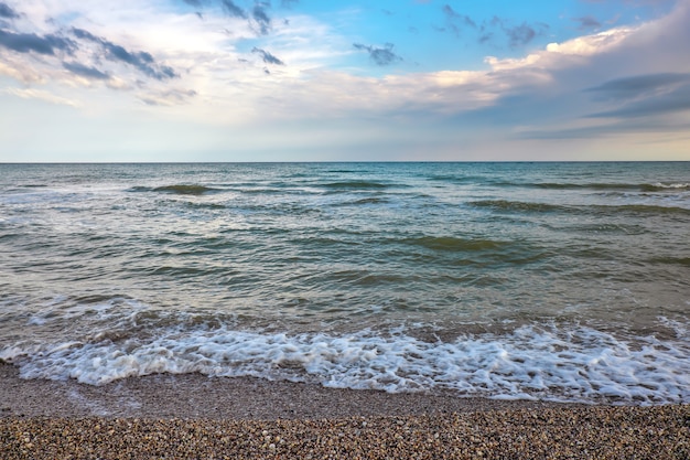 Paisaje de verano con mar, olas, nubes nubladas. Fotografía dramática