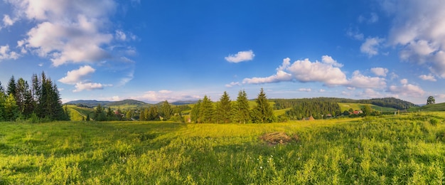 Paisaje de verano de montaña con cielo azul con nubes