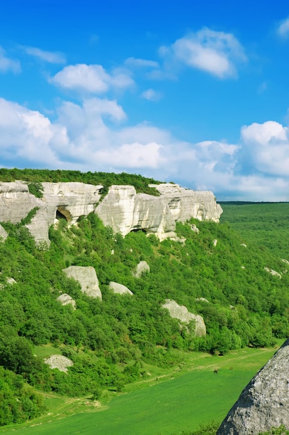 Paisaje de verano de montaña (Eski-Kermen) con nubes y verdes colinas