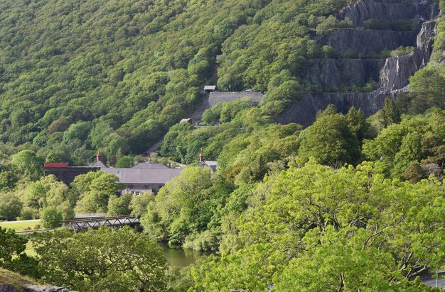 Foto paisaje de verano de la montaña verde con casitas en gales