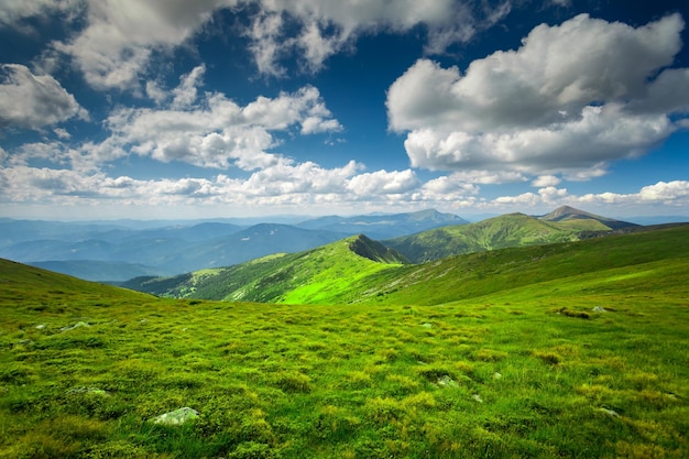 Foto paisaje de verano montaña verde en el fondo del cielo azul