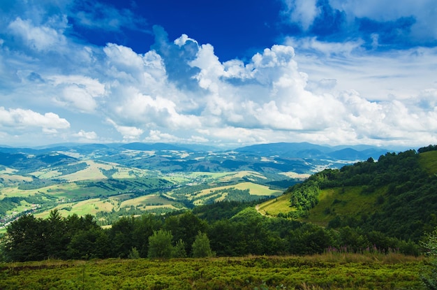 Paisaje de verano de las montañas de los Cárpatos con cielo azul y nubes