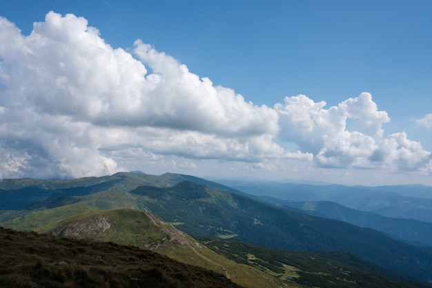 Paisaje de verano en las montañas de los Cárpatos.