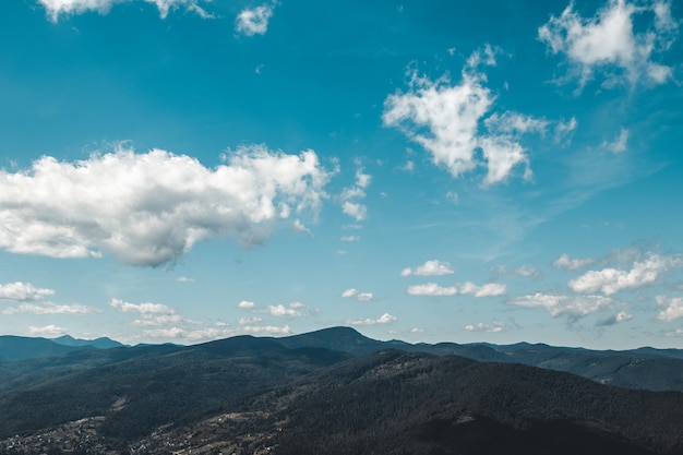 Foto paisaje de verano en las montañas y el cielo azul oscuro con nubes