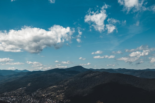 Paisaje de verano en las montañas y el cielo azul oscuro con nubes