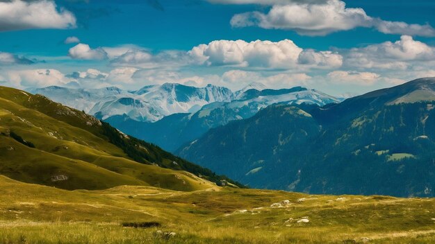 Paisaje de verano en las montañas y el cielo azul