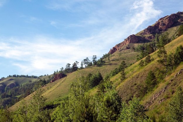 Paisaje de verano montañas y rocas contra un cielo azul con nubes con espacio de copia Turismo recreación activa