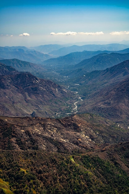 Paisaje De Verano Con Montañas Verdes