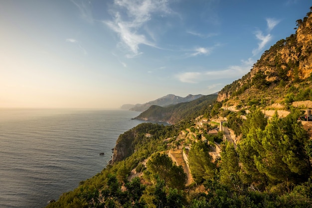 Paisaje De Verano Con Montañas Verdes