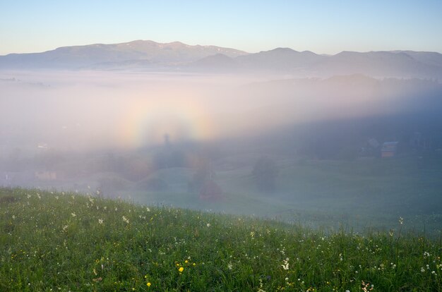 Paisaje de verano con niebla y gloria.