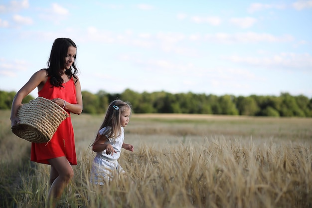 Paisaje de verano y una niña en el paseo por la naturaleza en el campo