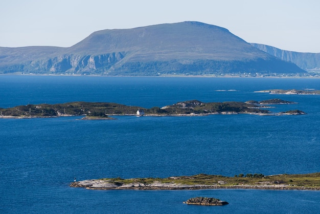 Paisaje de verano en Noruega visto desde la montaña Aksla en la ciudad de Alesund