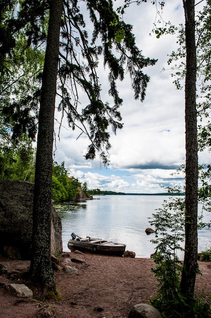 Paisaje de verano en el parque Monrepo cerca de la ciudad de Vyborg en Rusia en la orilla del Golfo de Finlandia