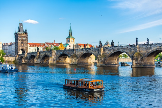 Paisaje de verano de Praga vista del río Ltava y el famoso puente de Carlos.