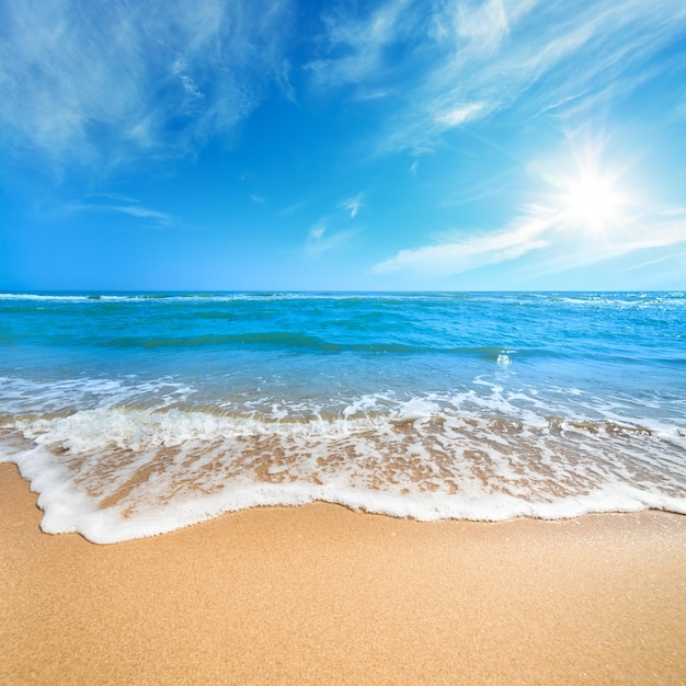 Foto paisaje de verano relájese en paradise beach blue sea y clean sand con espacio para copiar