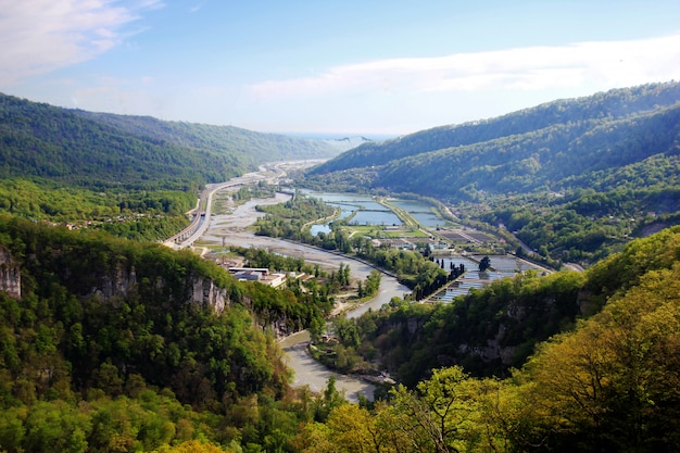 Paisaje de verano con río y montaña