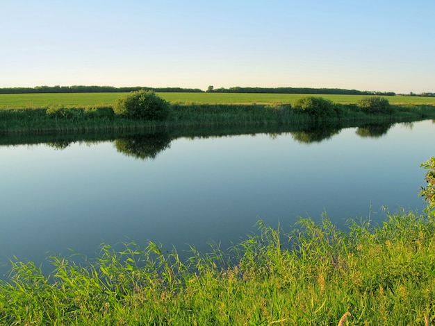 Paisaje de verano Rio pequeño.