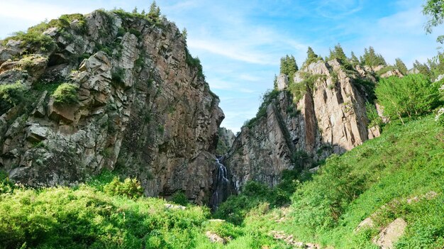 Foto paisaje de verano de rocas con cascada