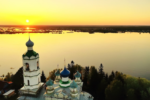 paisaje de verano en rusia puesta de sol, iglesia a orillas del río cristianismo ortodoxia