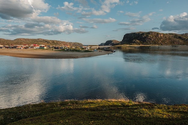 Paisaje de verano de la tundra polar verde en las cercanías de Teriberka