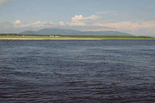 Paisaje de verano Vista del río y la orilla opuesta