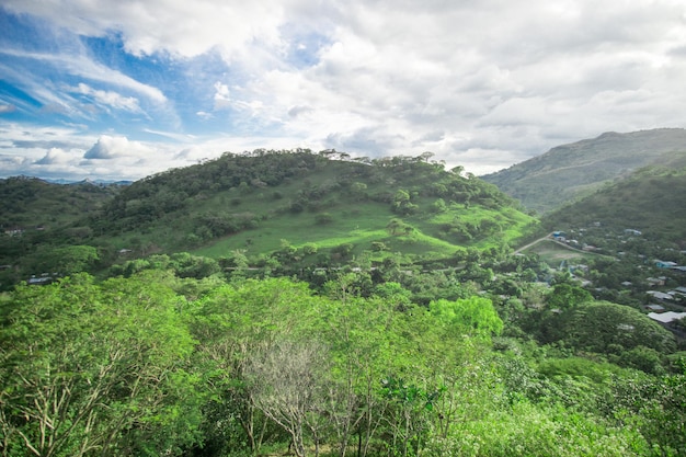 Paisaje verde con rayos del sol en un día nublado