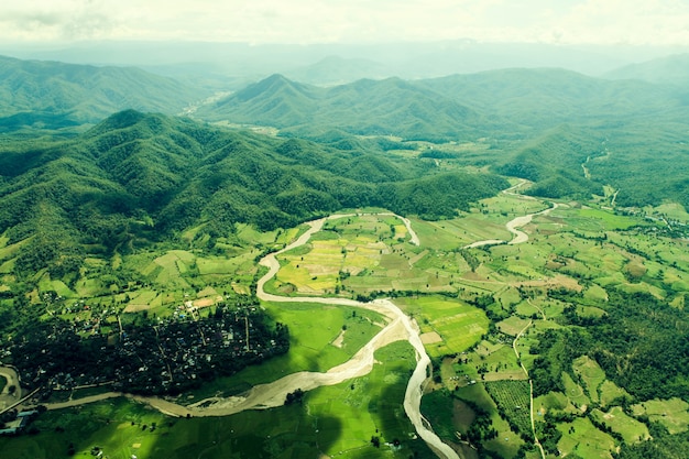 Paisaje verde con río y montaña