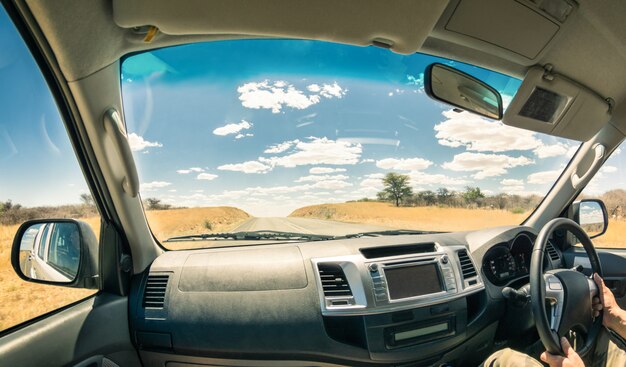 Paisaje de viaje desde una cabina de coche.