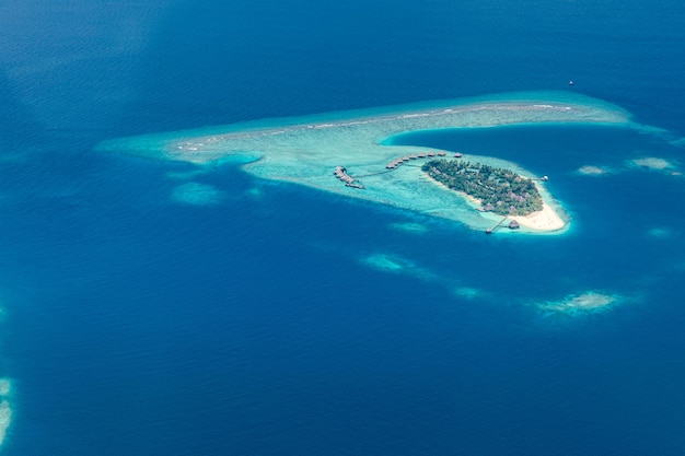 Paisaje de viaje de lujo Maldivas vista aérea resort tropical en isla paraíso arrecife de atolón marino