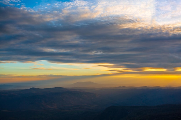 Paisaje de vista aérea desde la cima de la montaña.