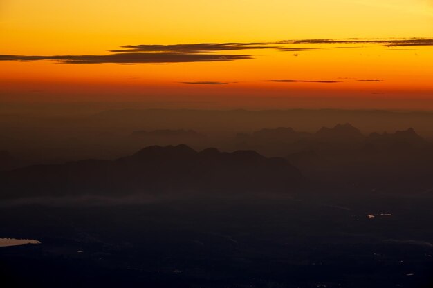 Paisaje de vista aérea desde la cima de la montaña.