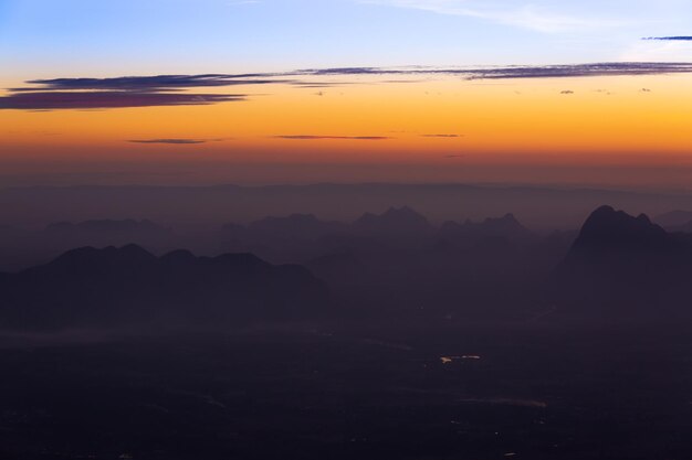 Paisaje de vista aérea desde la cima de la montaña.