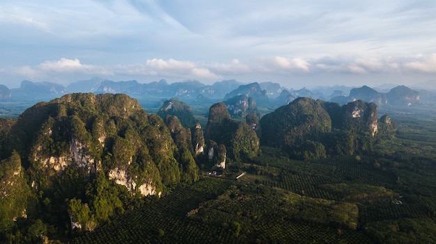 paisaje de la vista aérea de la montaña en Krabi Tailandia