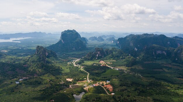 paisaje de la vista aérea de la montaña en Krabi Tailandia