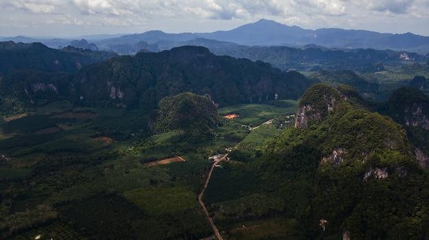 paisaje de la vista aérea de la montaña en Krabi Tailandia