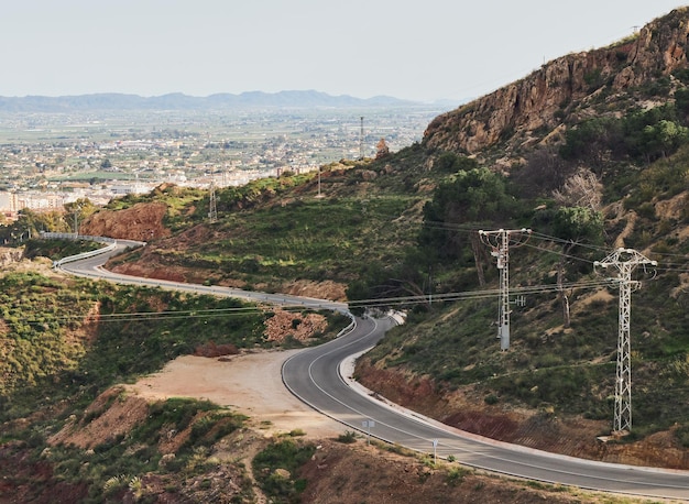 Foto paisaje vista carretera curva montaña día ciudad