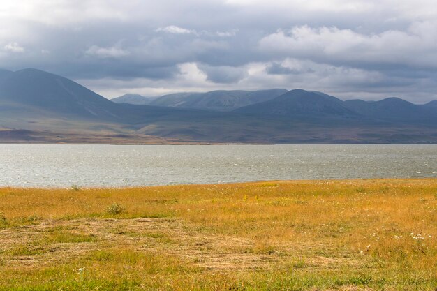 Paisaje y vista del lago Paravani en Georgia, horario de verano