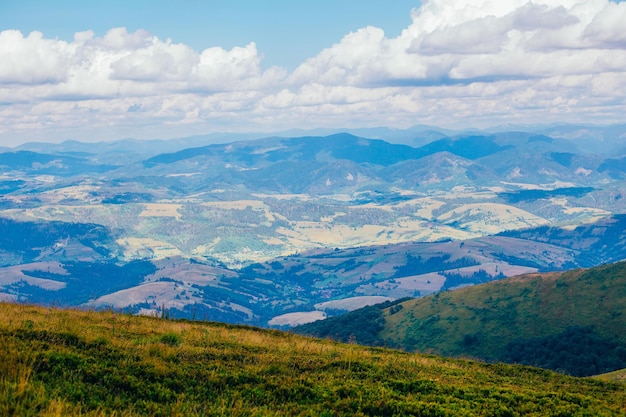 Paisaje vista a la montaña en verano