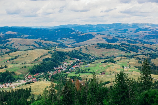 Paisaje vista a la montaña en verano