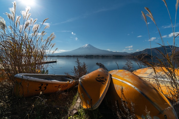 Paisaje de vista del monte fuji y el lago kawaguchiko en la mañana es un turista