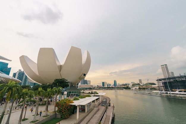 Paisaje de la vista del paisaje urbano de Singapur del distrito financiero de negocios y la ciudad en la famosa atracción turística de Singapur